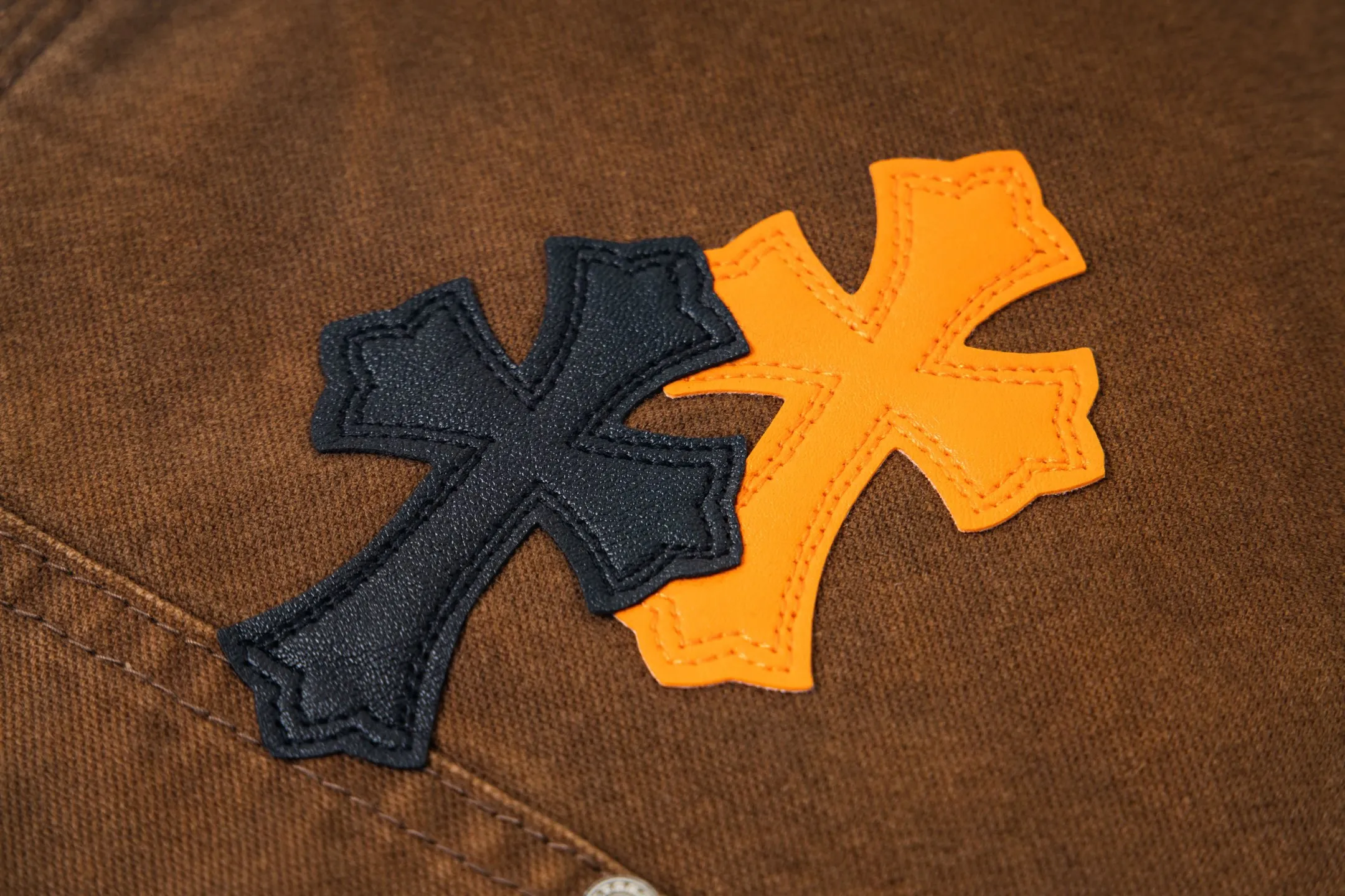 P290 Chrome Hearts Chrome Hearts Brown Logging Orange Multi-leather Jeans Multi-leather standard workwear jeans and jeans need to be washed and then disassembled and hand-stitched with sheepskin cross leather and then spliced to complete. The whole process is too complicated to describe. About Chrome Hearts This is an extremely luxurious fashion brand that can also be called the nobility of the high street. It has always been an exclusive brand for some hipsters or the second generation of rich people. Compared with ordinary high streets, it is more luxurious and noble. Compared with luxury brands, it is more fashionable and individual. It has always been a brand that I have a special liking for. Style number: 1787# Color: Brown Size: 28 30 32 34 36